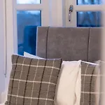 5-Bed House With Free Parking, City Centre, Family Friendly, Front & Back Garden, Sleeps 10