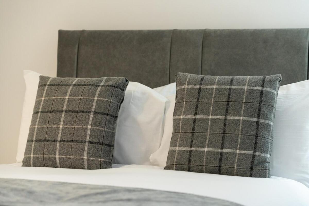 Apartment 5-bed House With Free Parking, Centre, Family Friendly, Front & Back Garden, Sleeps 10