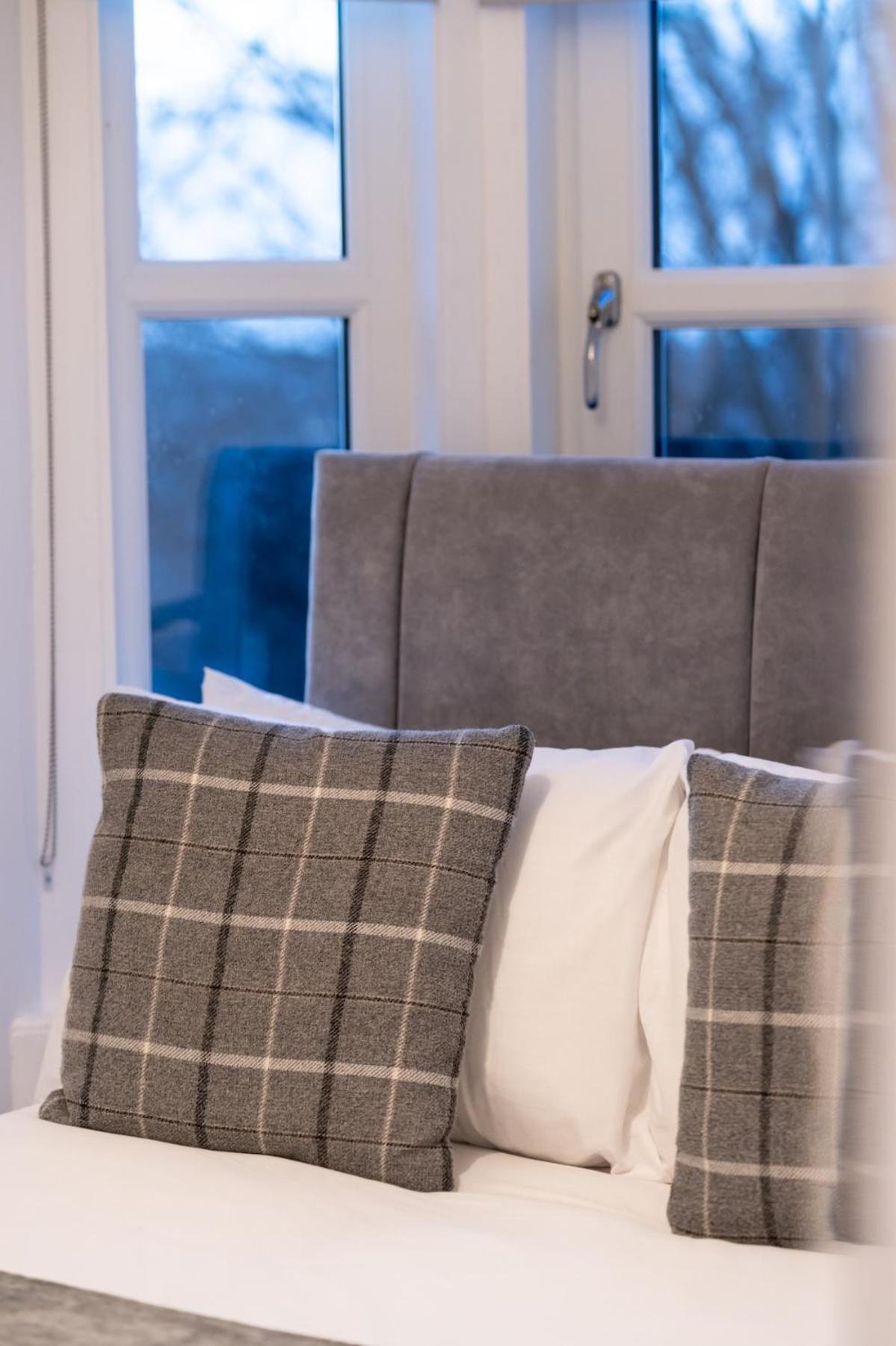 5-bed House With Free Parking, Centre, Family Friendly, Front & Back Garden, Sleeps 10 Apartment Edinburgh